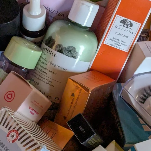 Assorted Beauty and Skincare Products - Picture 4 of 7